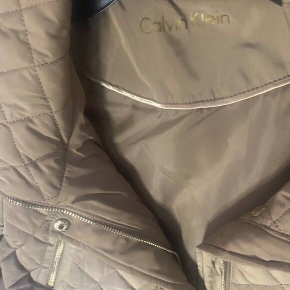 Calvin Klein Quilted Hooded Puffer Jacket - Tan/brown, size L - Picture 4 of 7